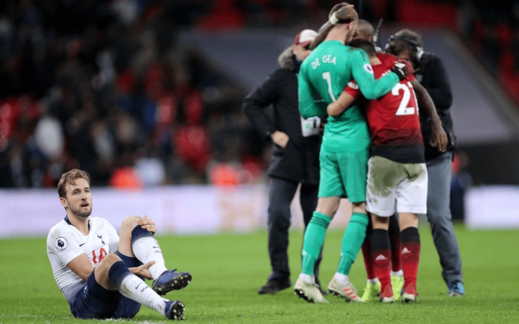 هاري كين يتعرض للإصابة خلال مواجهة مانشستر يونايتد